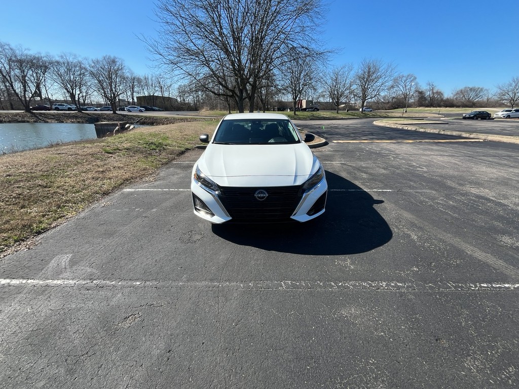 Nissan Altima Vehicle Full-screen Gallery Image 03