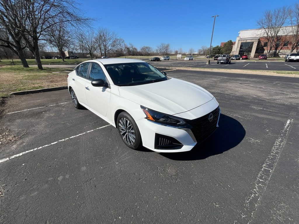 Nissan Altima Vehicle Full-screen Gallery Image 04