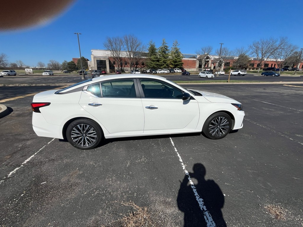 Nissan Altima Vehicle Full-screen Gallery Image 05