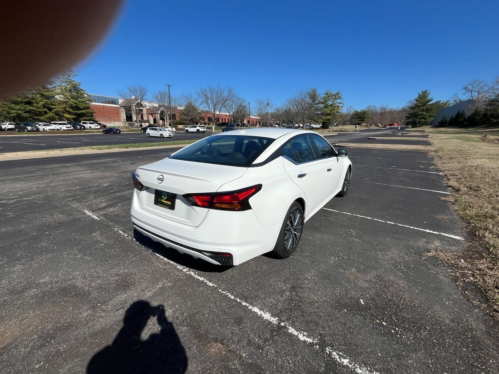 Nissan Altima Vehicle Full-screen Gallery Image 06