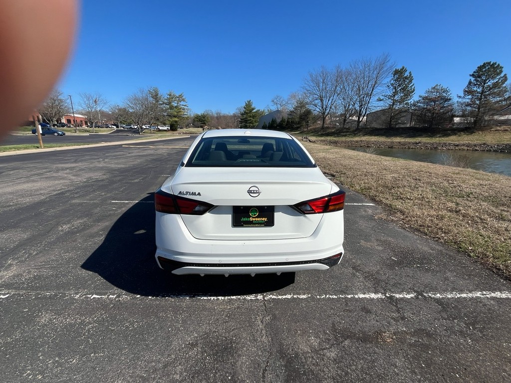 Nissan Altima Vehicle Full-screen Gallery Image 07