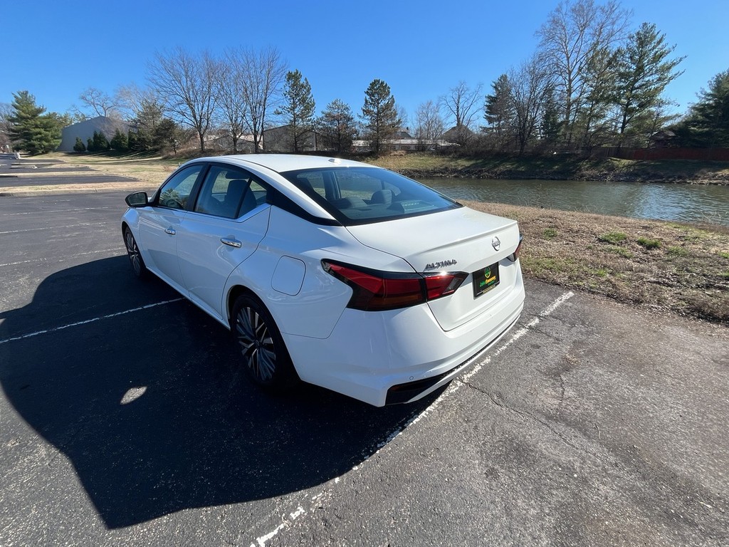 Nissan Altima Vehicle Full-screen Gallery Image 08