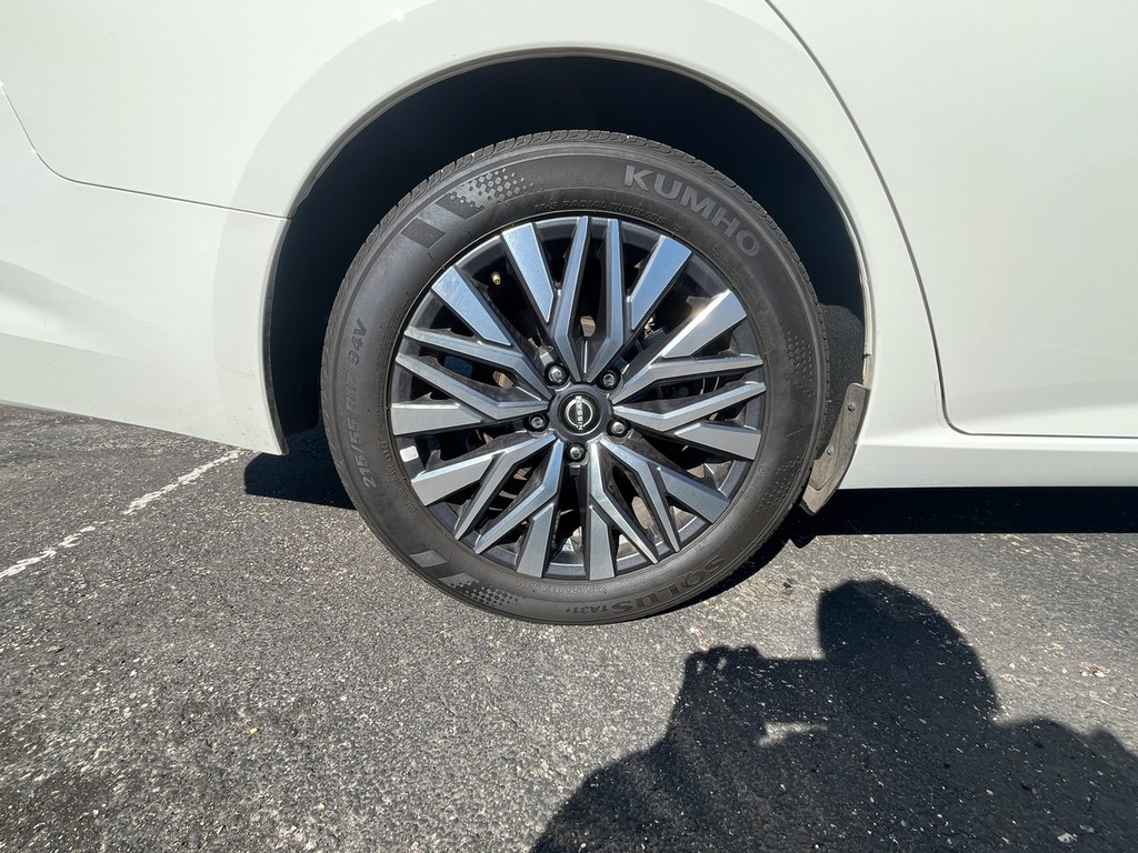 Nissan Altima Vehicle Full-screen Gallery Image 09