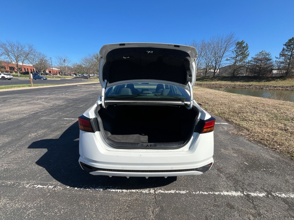 Nissan Altima Vehicle Full-screen Gallery Image 10