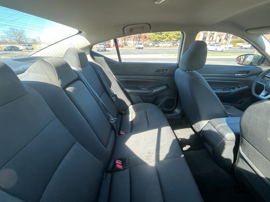 Nissan Altima Vehicle Full-screen Gallery Image 11