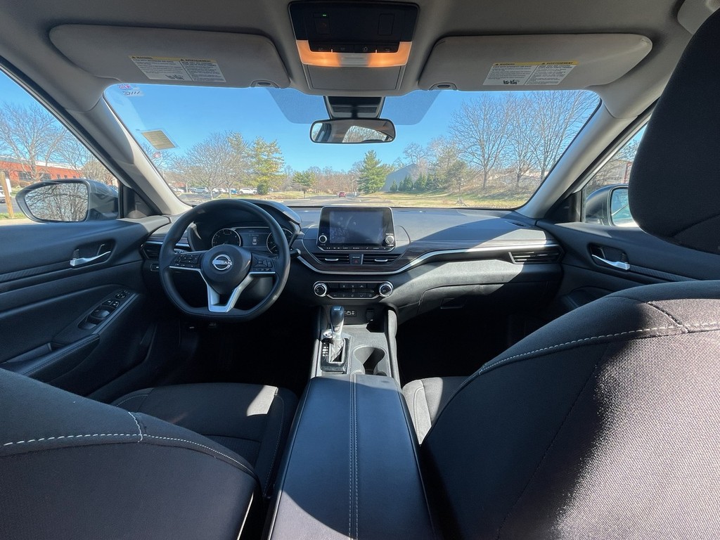 Nissan Altima Vehicle Full-screen Gallery Image 13