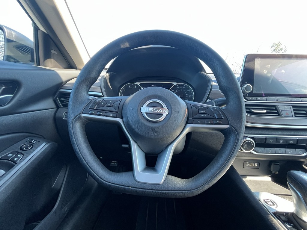 Nissan Altima Vehicle Full-screen Gallery Image 14