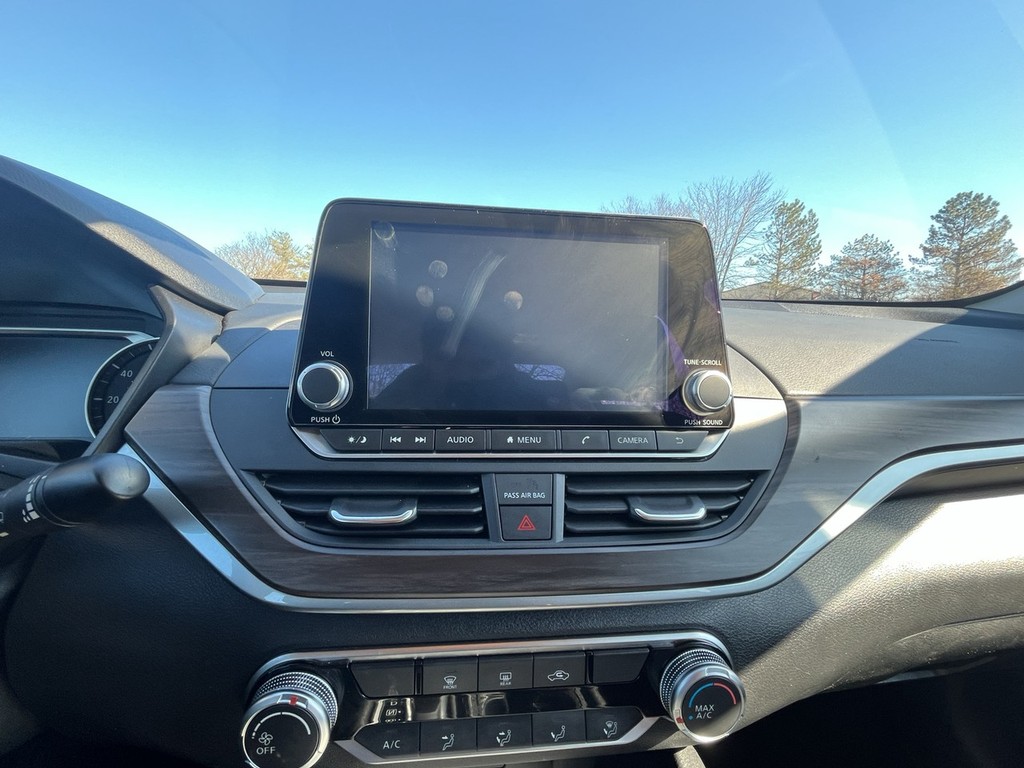 Nissan Altima Vehicle Full-screen Gallery Image 15