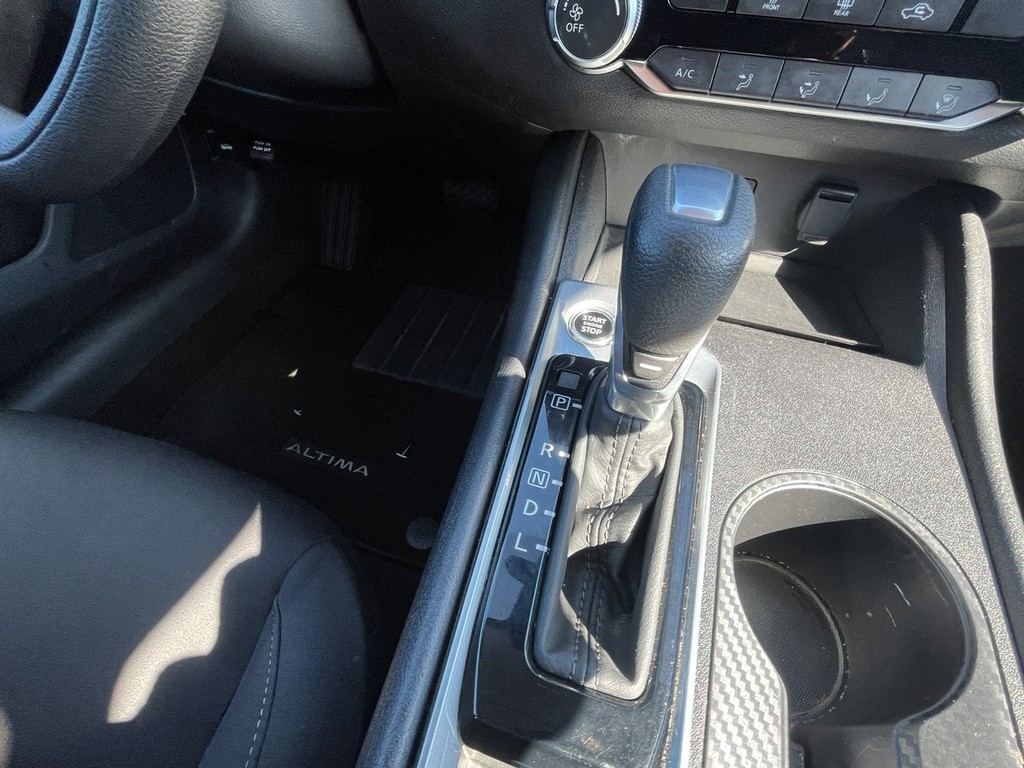 Nissan Altima Vehicle Full-screen Gallery Image 16