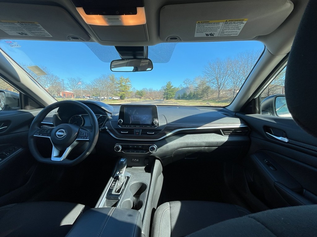 Nissan Altima Vehicle Full-screen Gallery Image 17