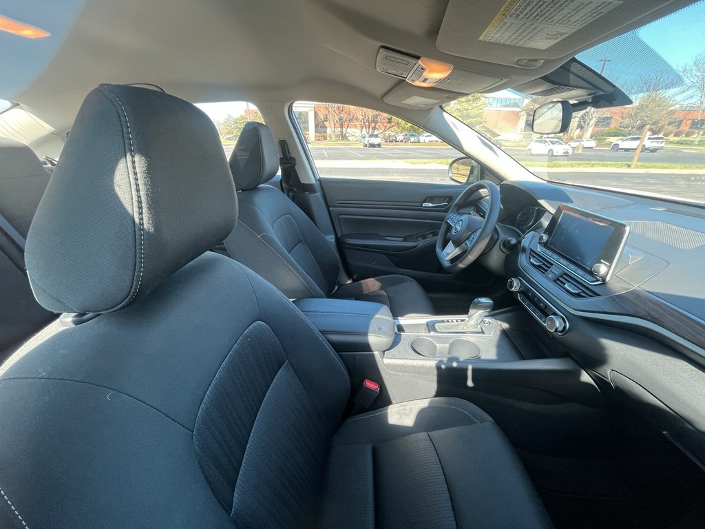 Nissan Altima Vehicle Full-screen Gallery Image 18