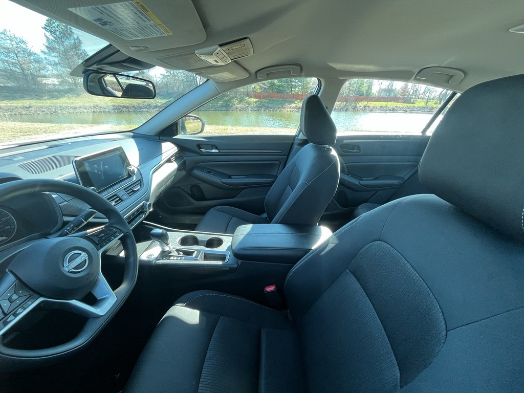 Nissan Altima Vehicle Full-screen Gallery Image 19