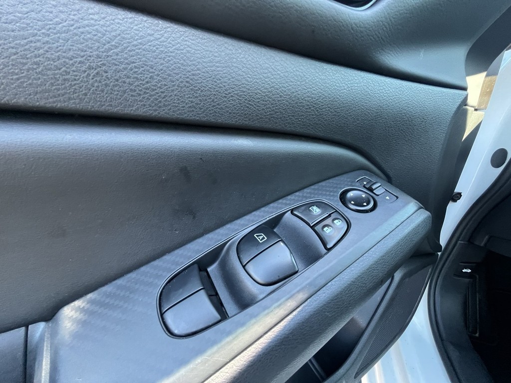 Nissan Altima Vehicle Full-screen Gallery Image 21