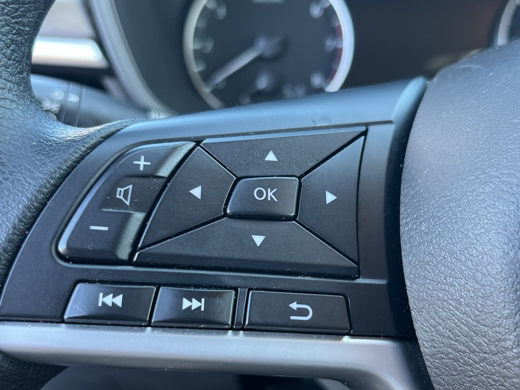 Nissan Altima Vehicle Full-screen Gallery Image 24