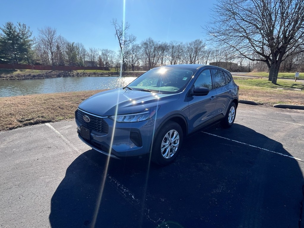 Ford Escape Vehicle Full-screen Gallery Image 02