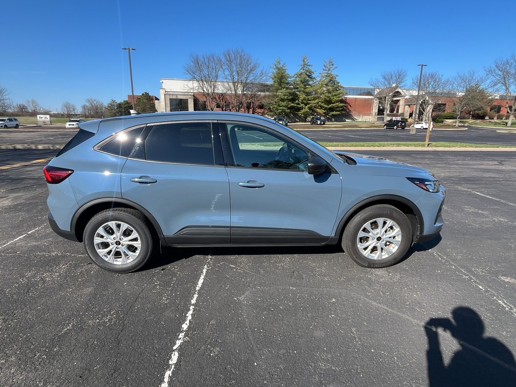 Ford Escape Vehicle Full-screen Gallery Image 05