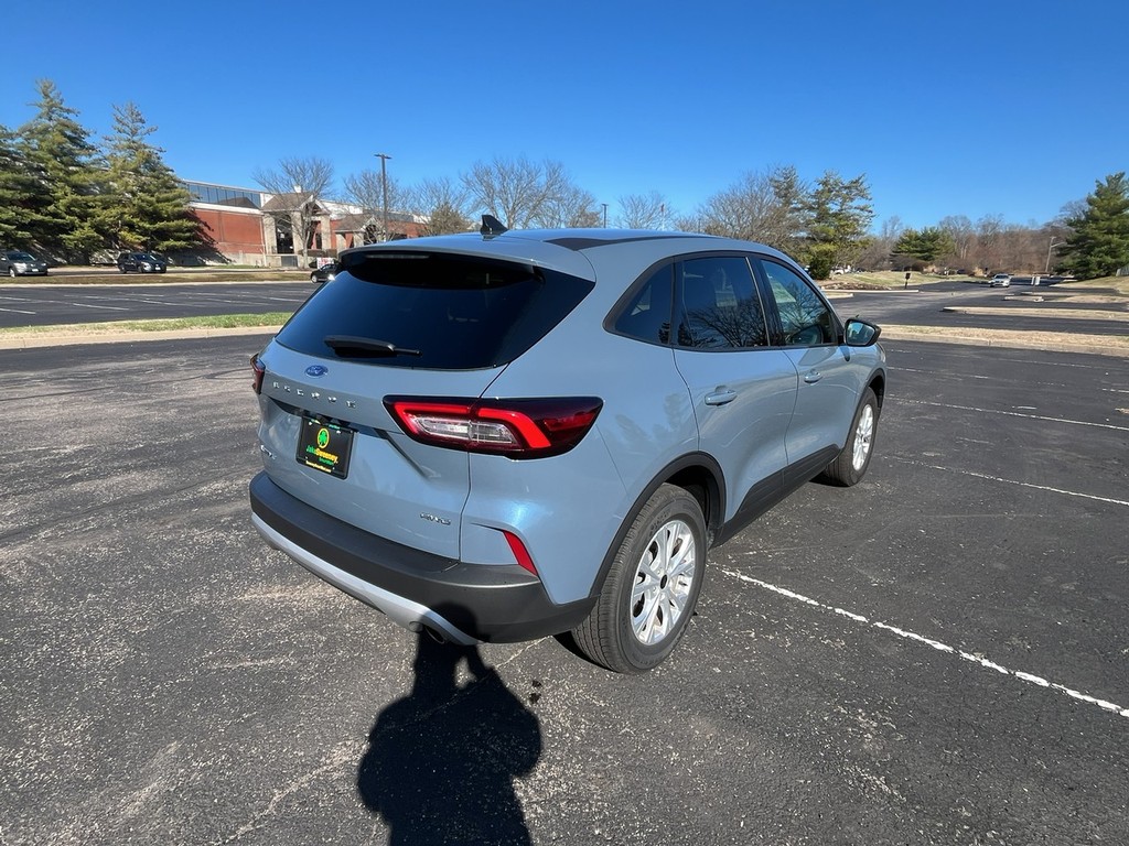 Ford Escape Vehicle Full-screen Gallery Image 06