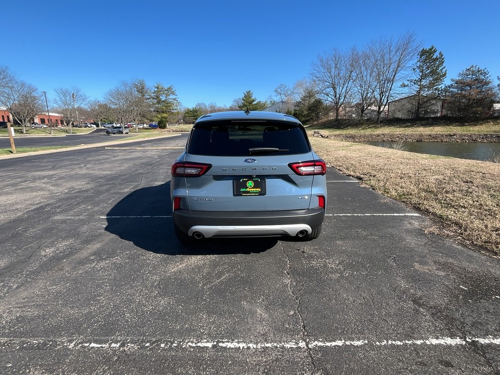 Ford Escape Vehicle Full-screen Gallery Image 07