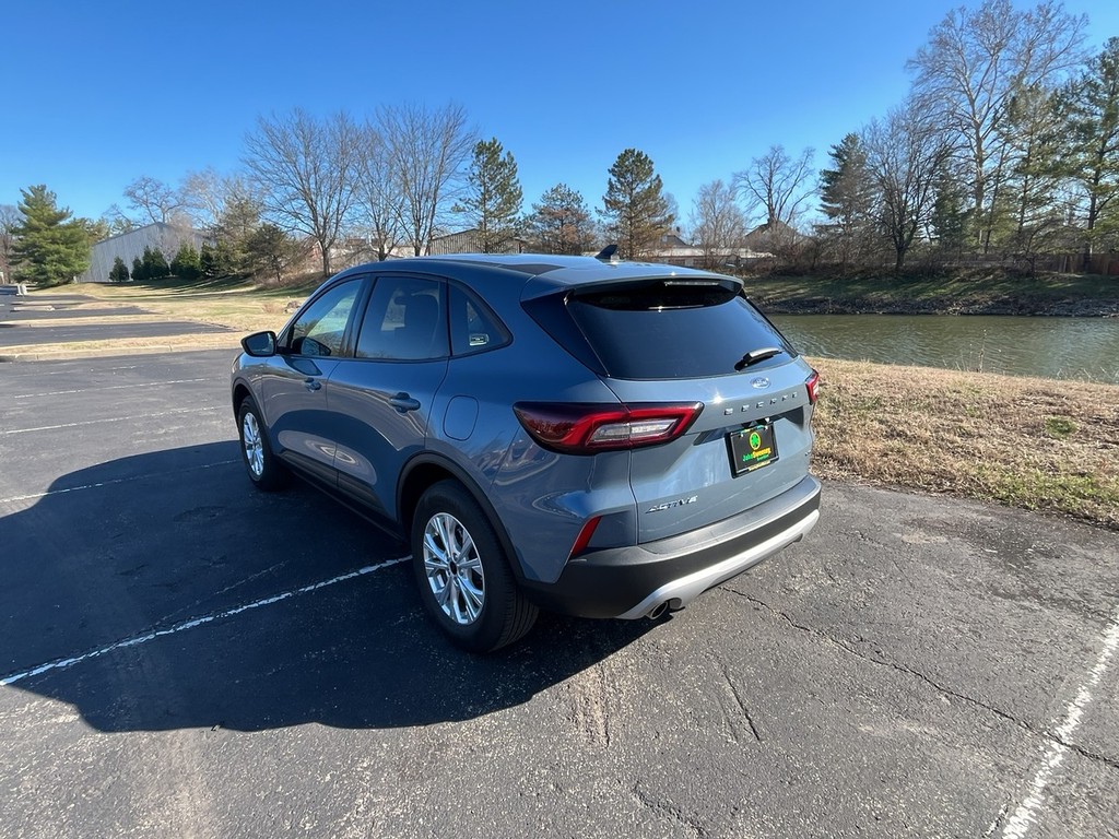 Ford Escape Vehicle Full-screen Gallery Image 08