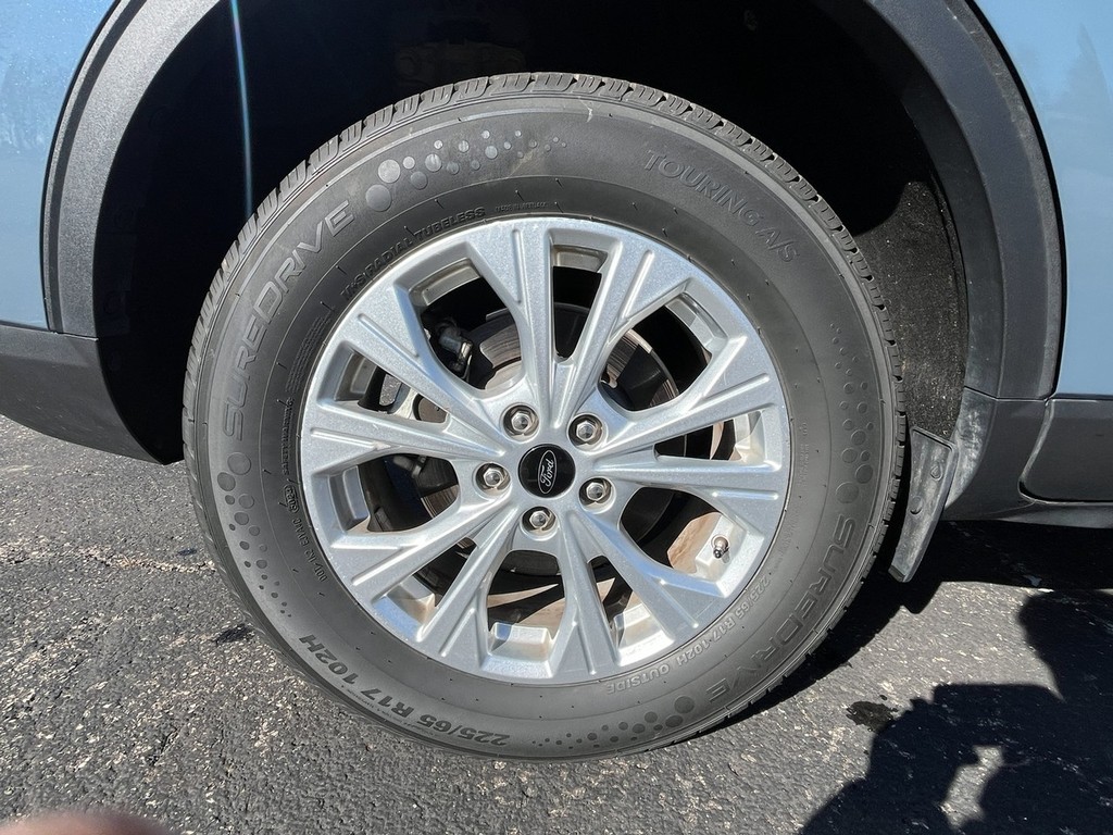 Ford Escape Vehicle Full-screen Gallery Image 09