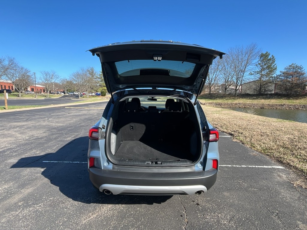 Ford Escape Vehicle Full-screen Gallery Image 10