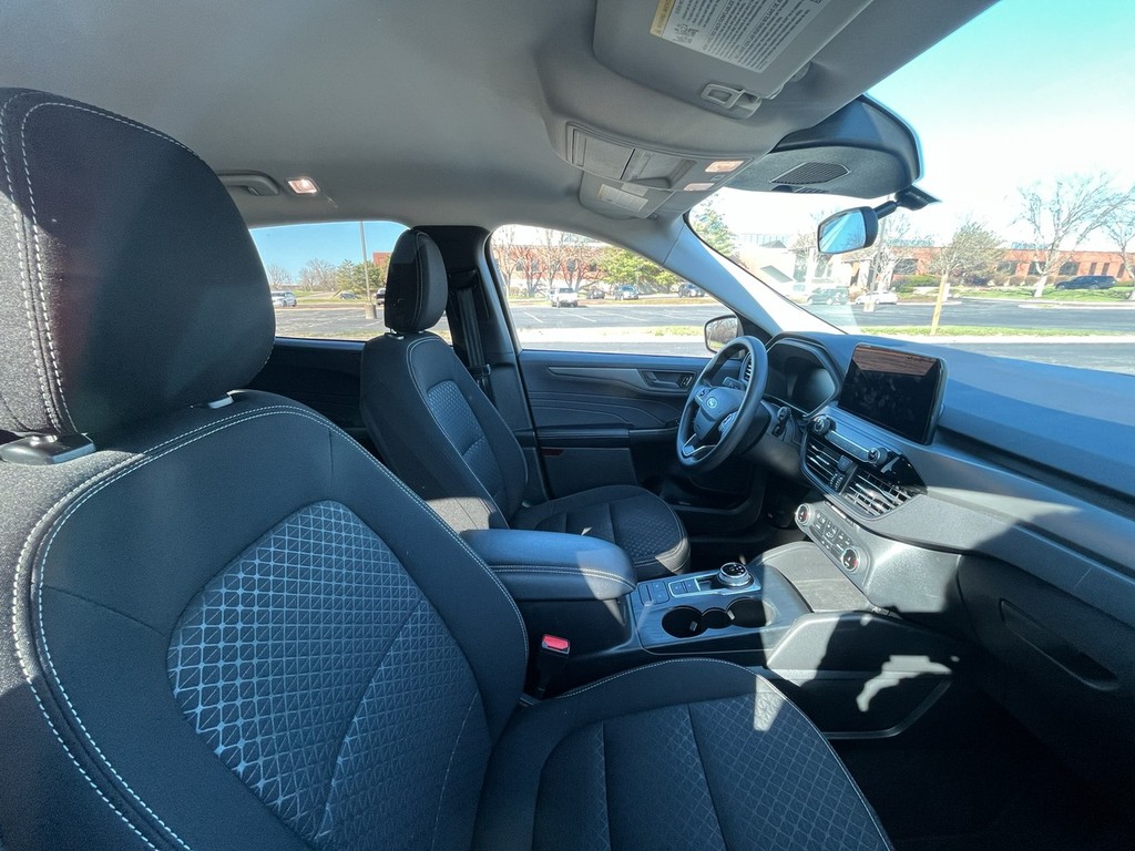 Ford Escape Vehicle Full-screen Gallery Image 18