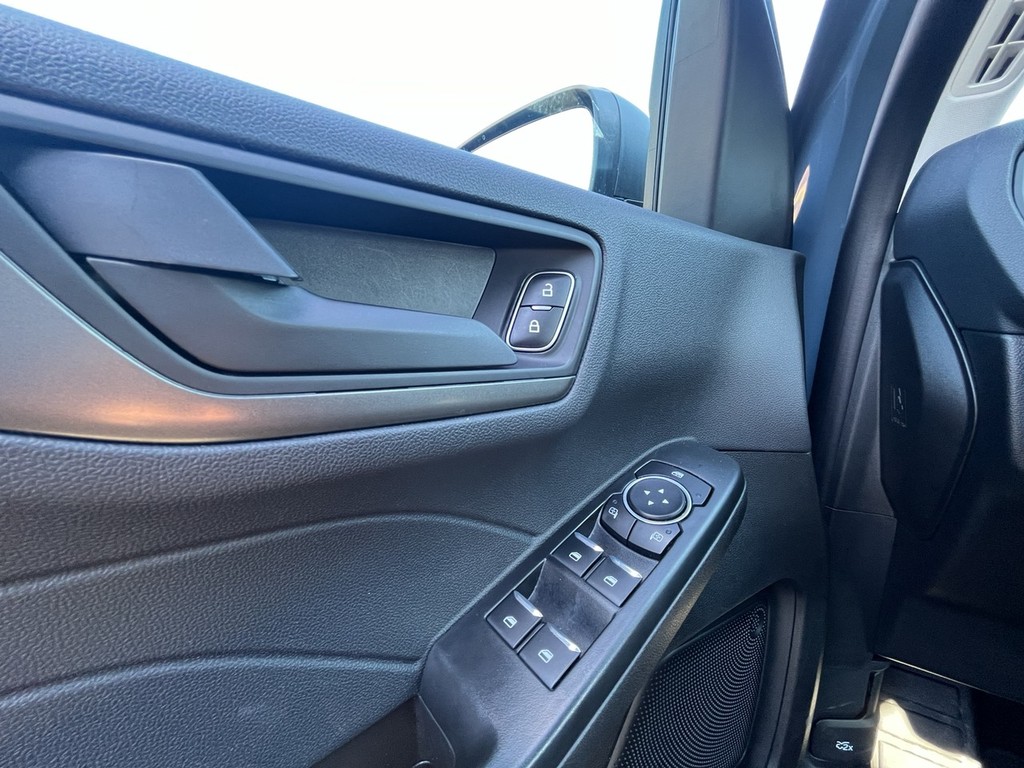 Ford Escape Vehicle Full-screen Gallery Image 21