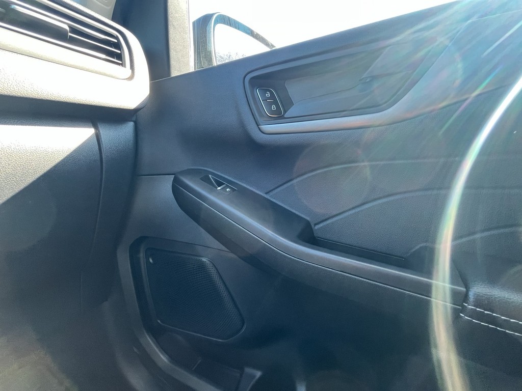 Ford Escape Vehicle Full-screen Gallery Image 22