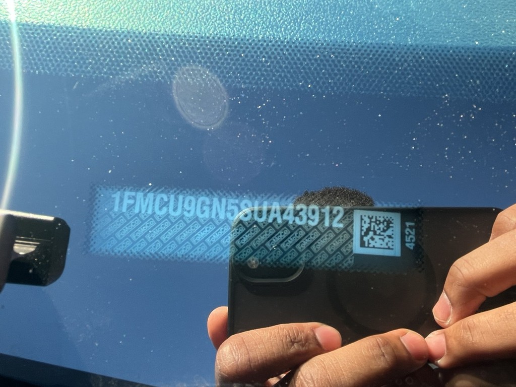 Ford Escape Vehicle Full-screen Gallery Image 23