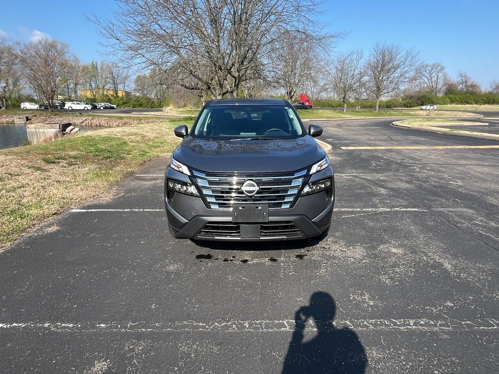 Nissan Rogue Vehicle Full-screen Gallery Image 03