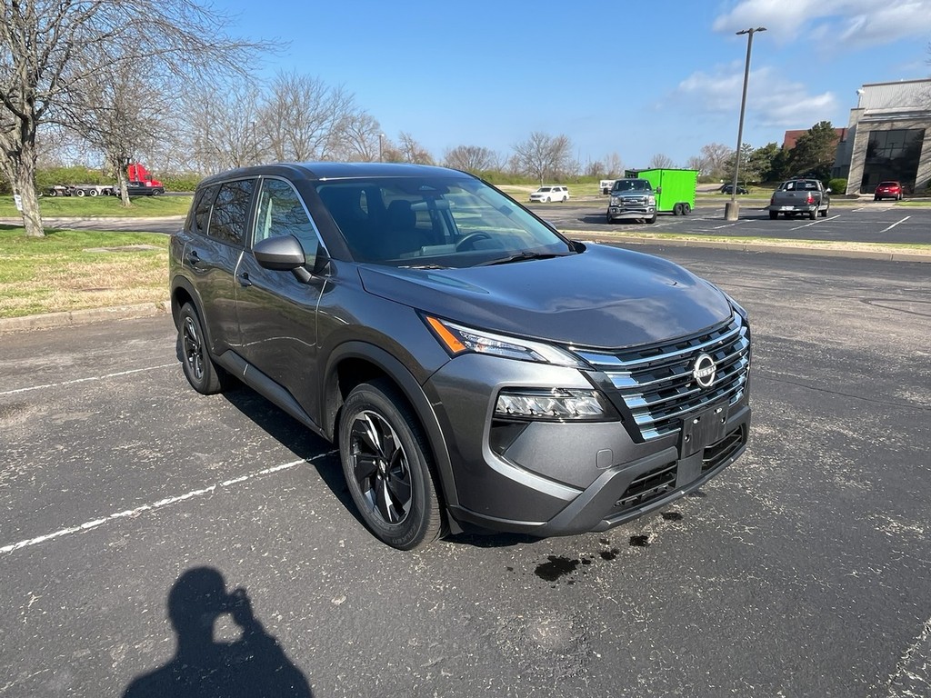 Nissan Rogue Vehicle Full-screen Gallery Image 04