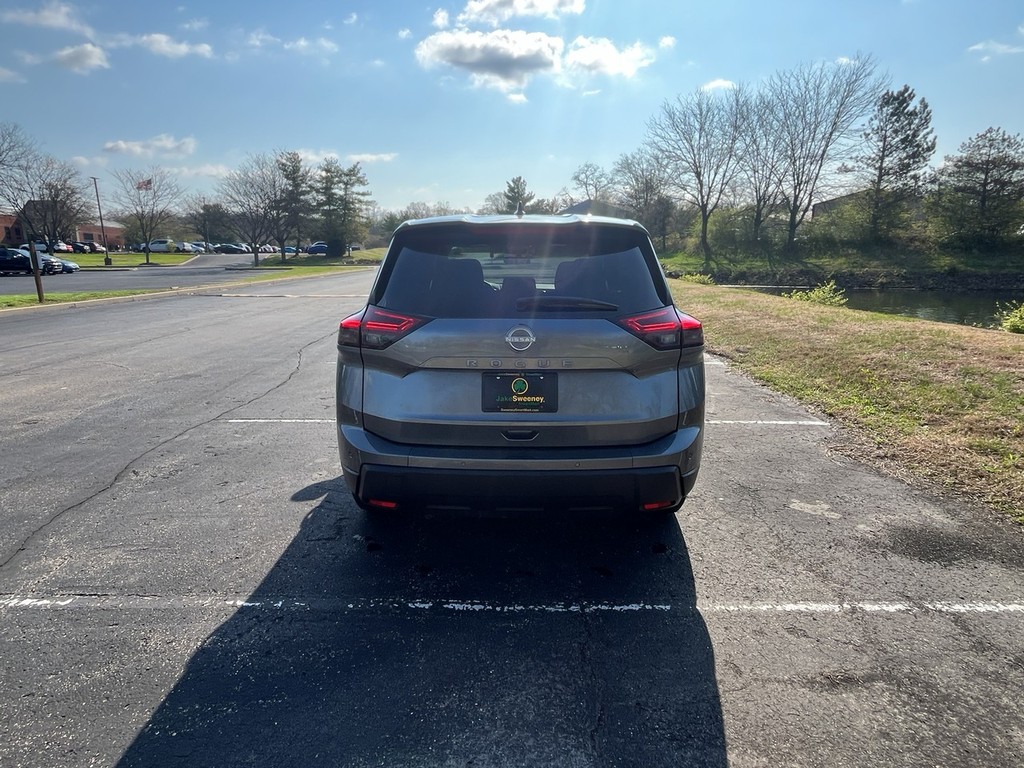 Nissan Rogue Vehicle Full-screen Gallery Image 07