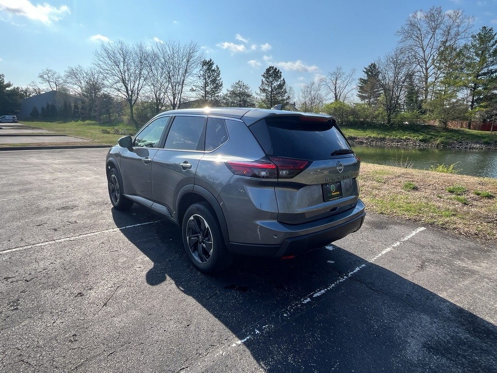 Nissan Rogue Vehicle Full-screen Gallery Image 08