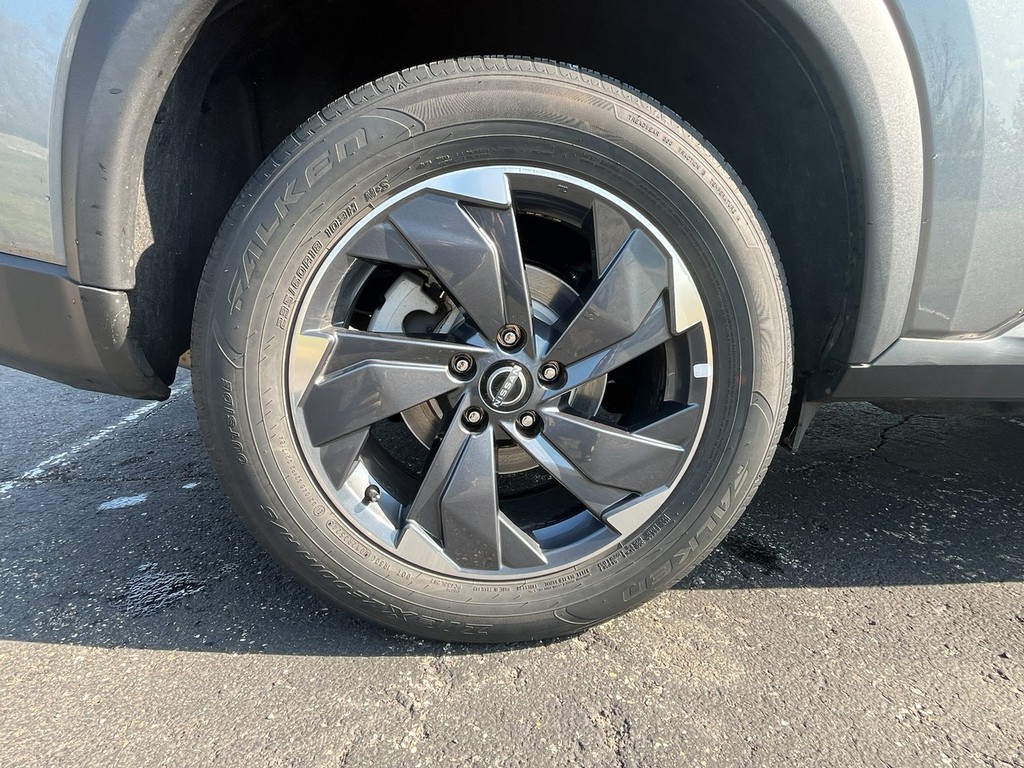 Nissan Rogue Vehicle Full-screen Gallery Image 09