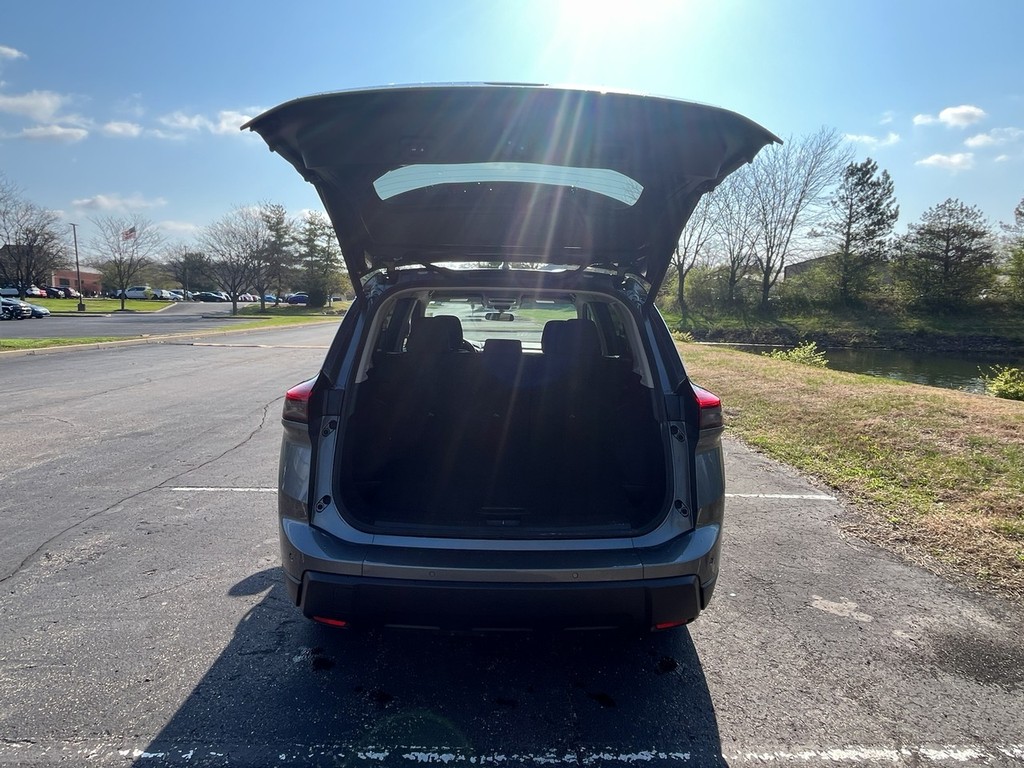 Nissan Rogue Vehicle Full-screen Gallery Image 10