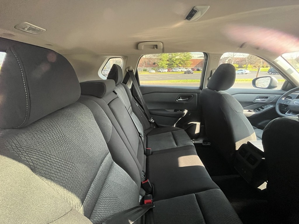 Nissan Rogue Vehicle Full-screen Gallery Image 11