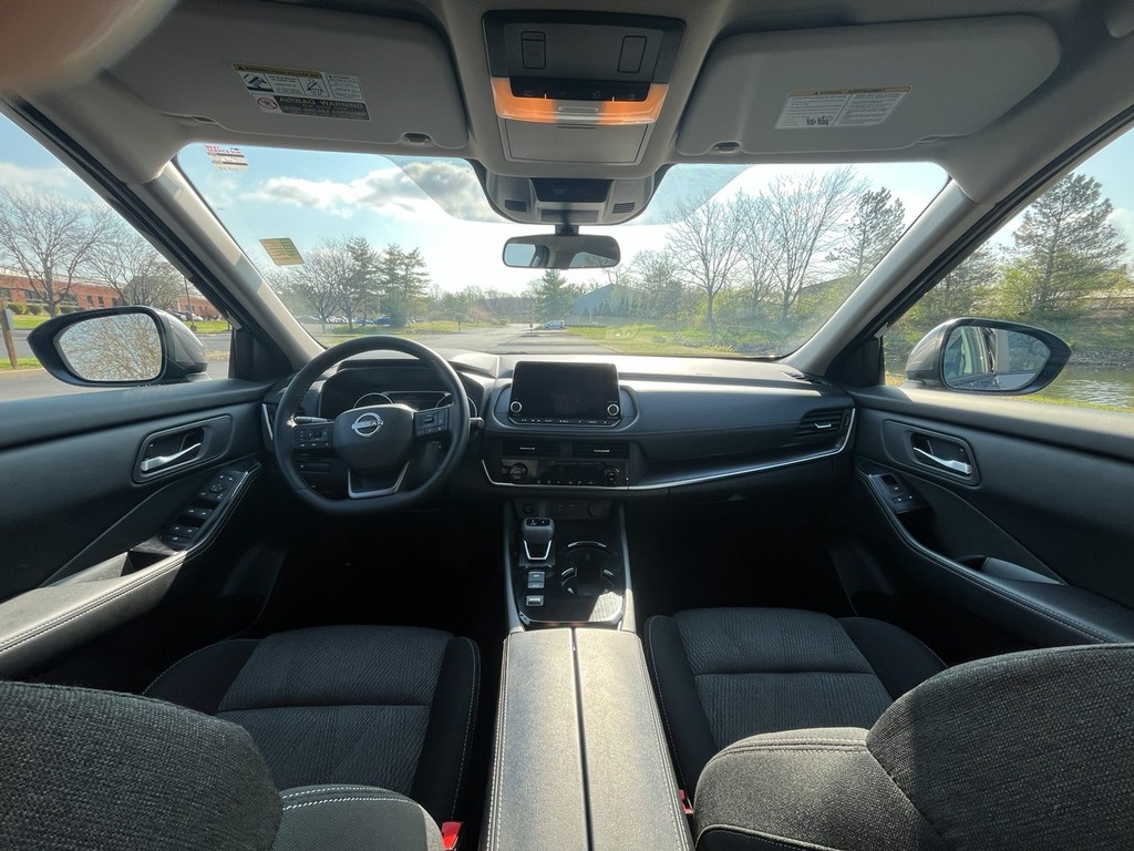 Nissan Rogue Vehicle Full-screen Gallery Image 13