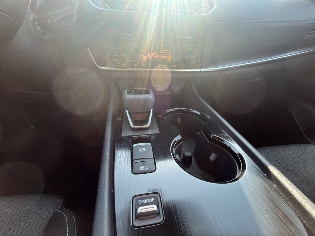 Nissan Rogue Vehicle Full-screen Gallery Image 16