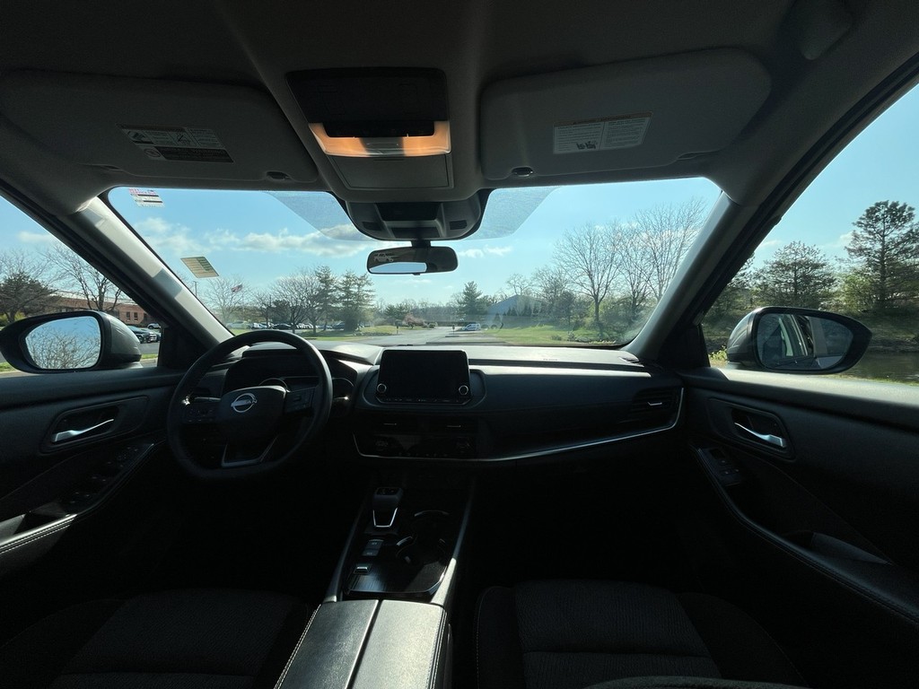 Nissan Rogue Vehicle Full-screen Gallery Image 17