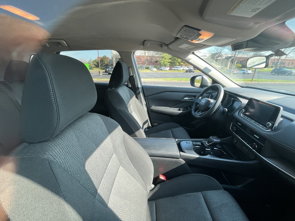 Nissan Rogue Vehicle Full-screen Gallery Image 18