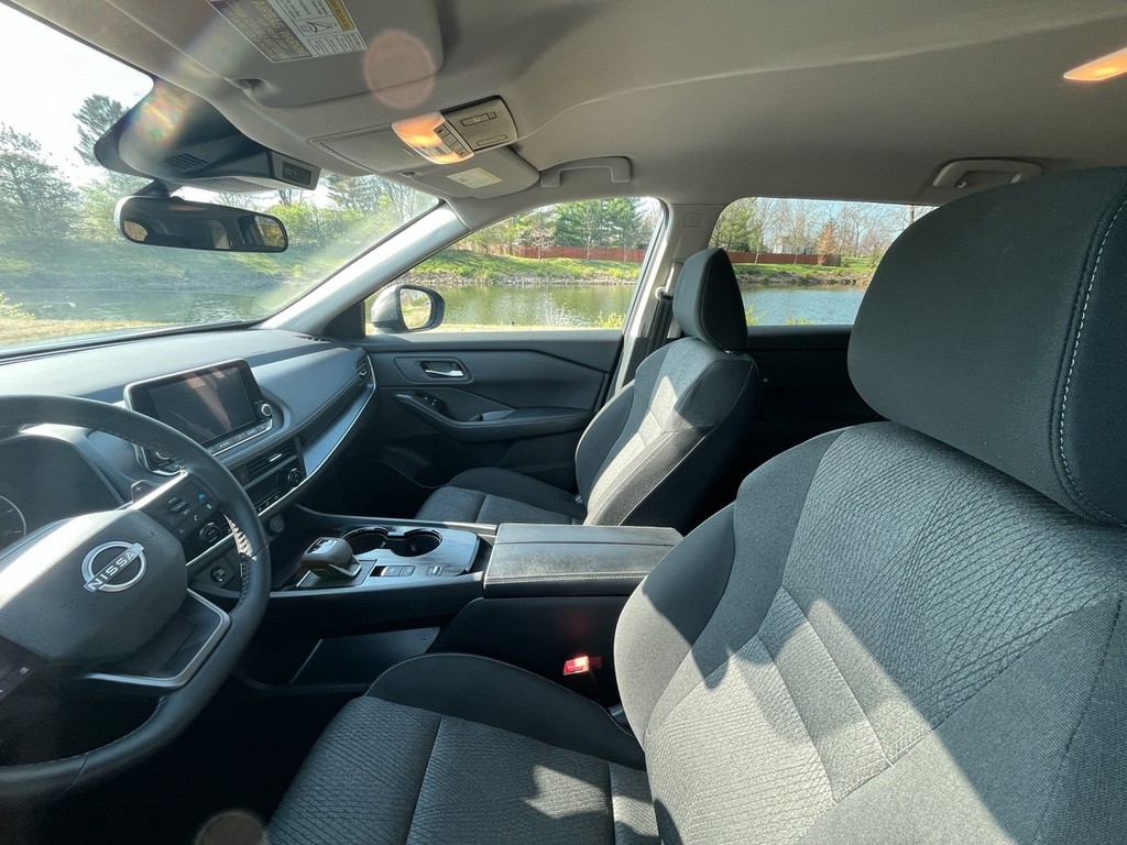 Nissan Rogue Vehicle Full-screen Gallery Image 19