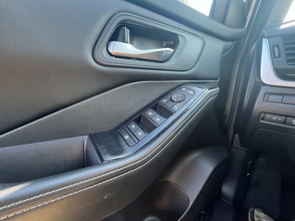 Nissan Rogue Vehicle Full-screen Gallery Image 21