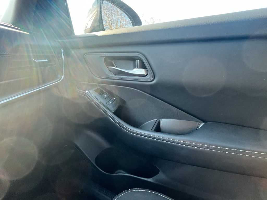 Nissan Rogue Vehicle Full-screen Gallery Image 22