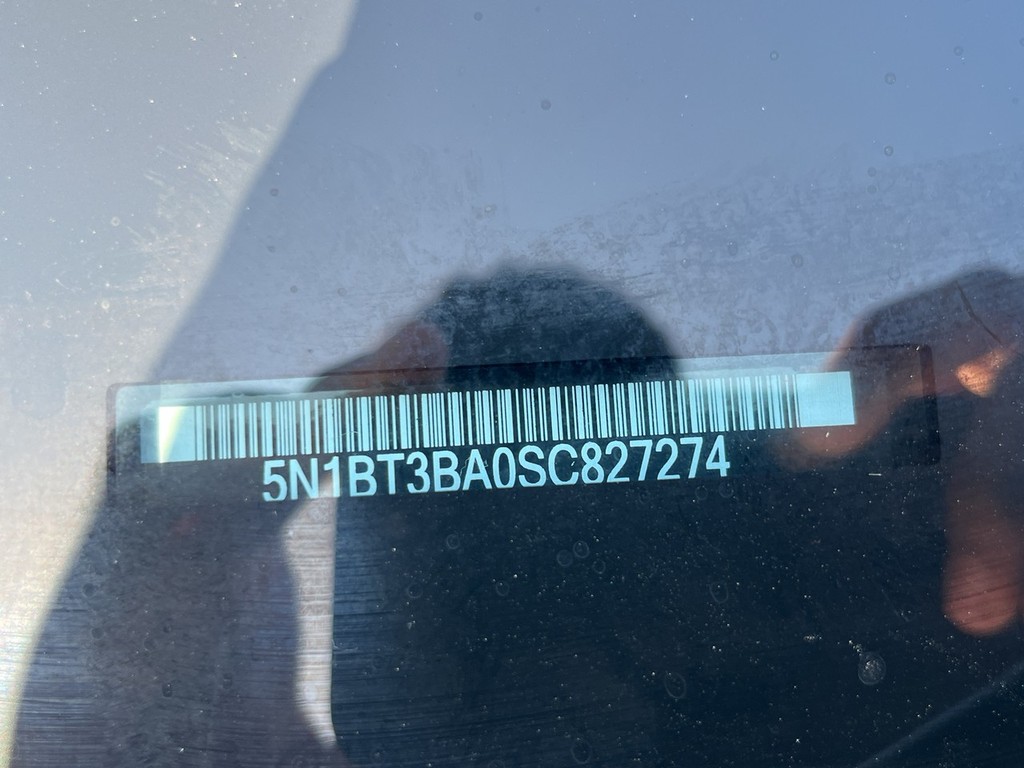 Nissan Rogue Vehicle Full-screen Gallery Image 23