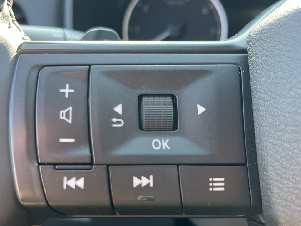 Nissan Rogue Vehicle Full-screen Gallery Image 24