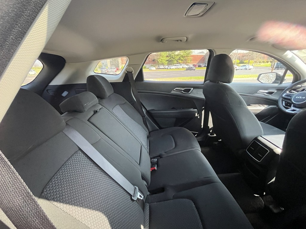 Kia SPORTAGE Vehicle Full-screen Gallery Image 11