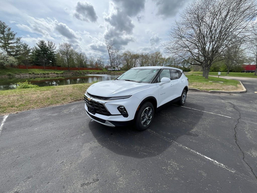 Chevrolet BLAZER Vehicle Full-screen Gallery Image 02