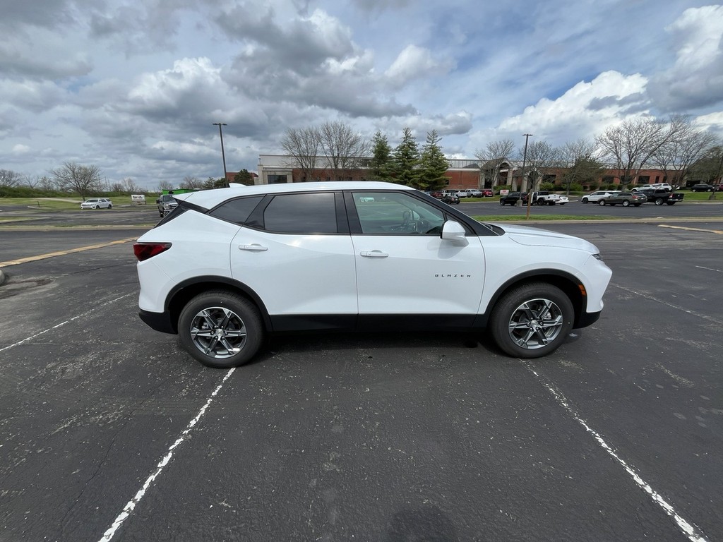 Chevrolet BLAZER Vehicle Full-screen Gallery Image 05