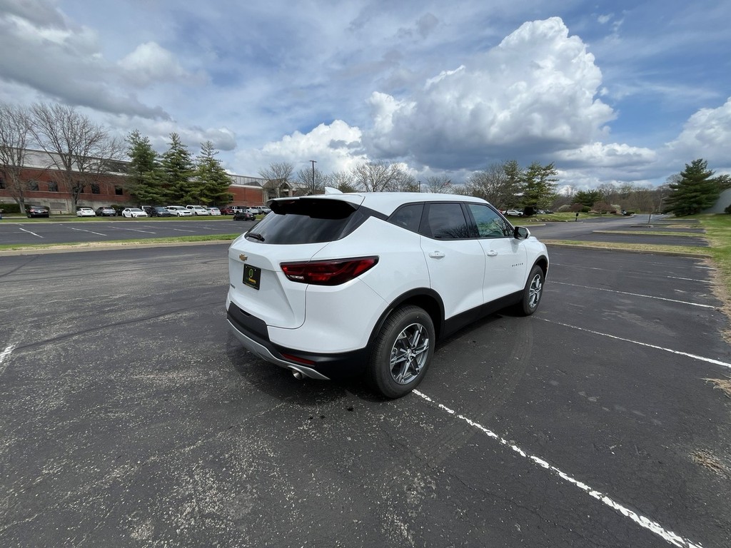 Chevrolet BLAZER Vehicle Full-screen Gallery Image 06