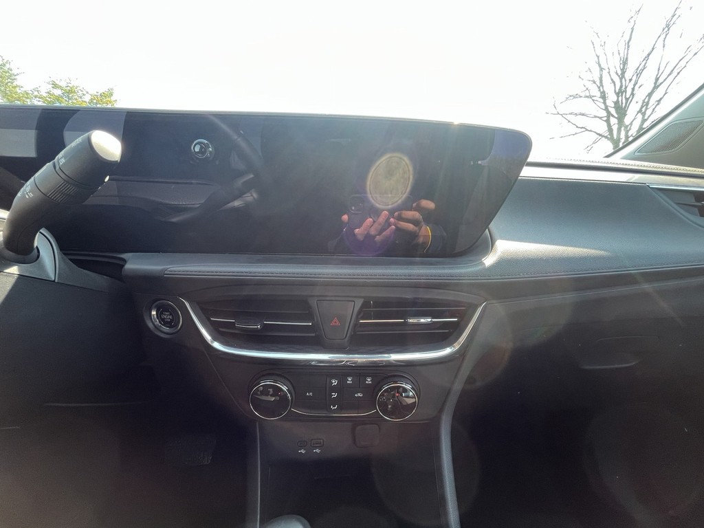 Buick ENCORE GX Vehicle Full-screen Gallery Image 15